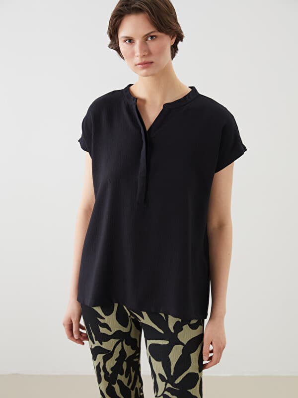 Текстурированная блузка с асимметричным вырезом.