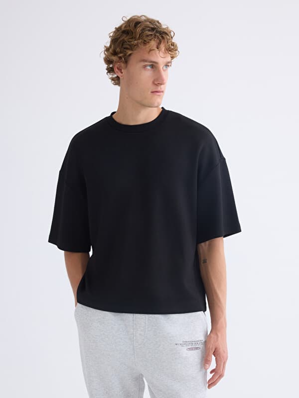Мужская футболка для спорта с круглым вырезом.